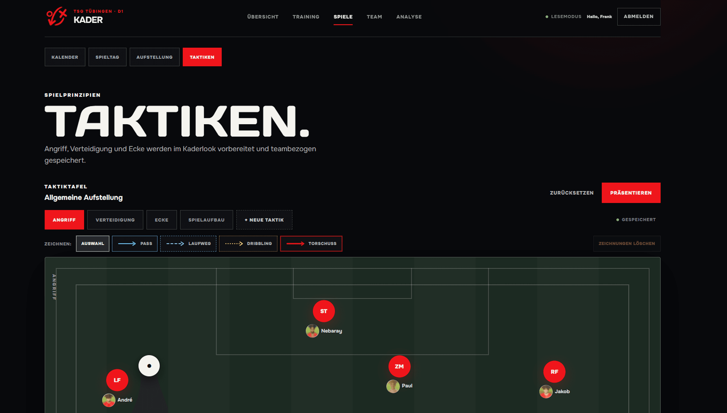 Taktiktafel mit Spielerpositionen und Zeichenwerkzeugen